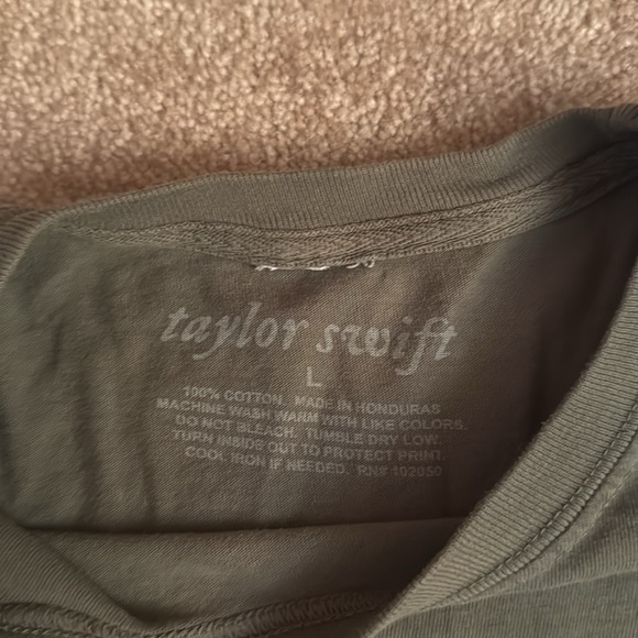 Taylor swift showed up at your party - Picture 3 of 4